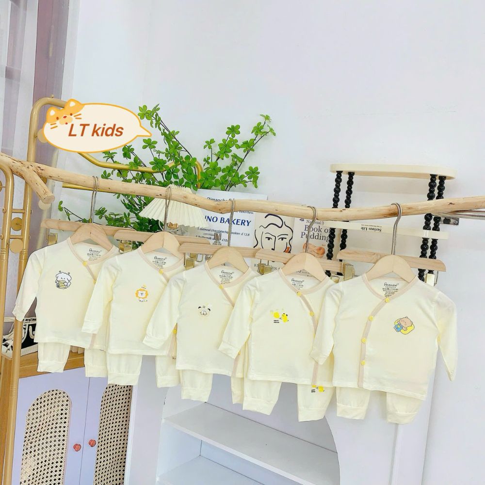 Bộ dài sơ sinh cài chéo Avasler nền kem in họa tiết