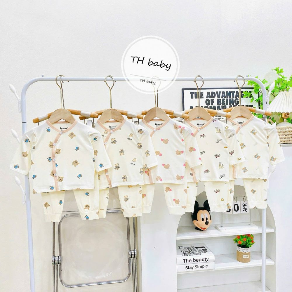 Bộ dài sơ sinh cài chéo Avasler in họa tiết