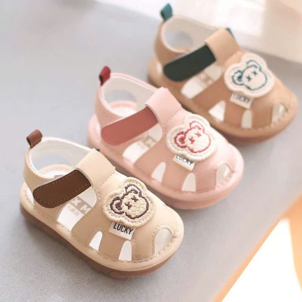 Giày tập đi hình Gấu Lucky cho bé