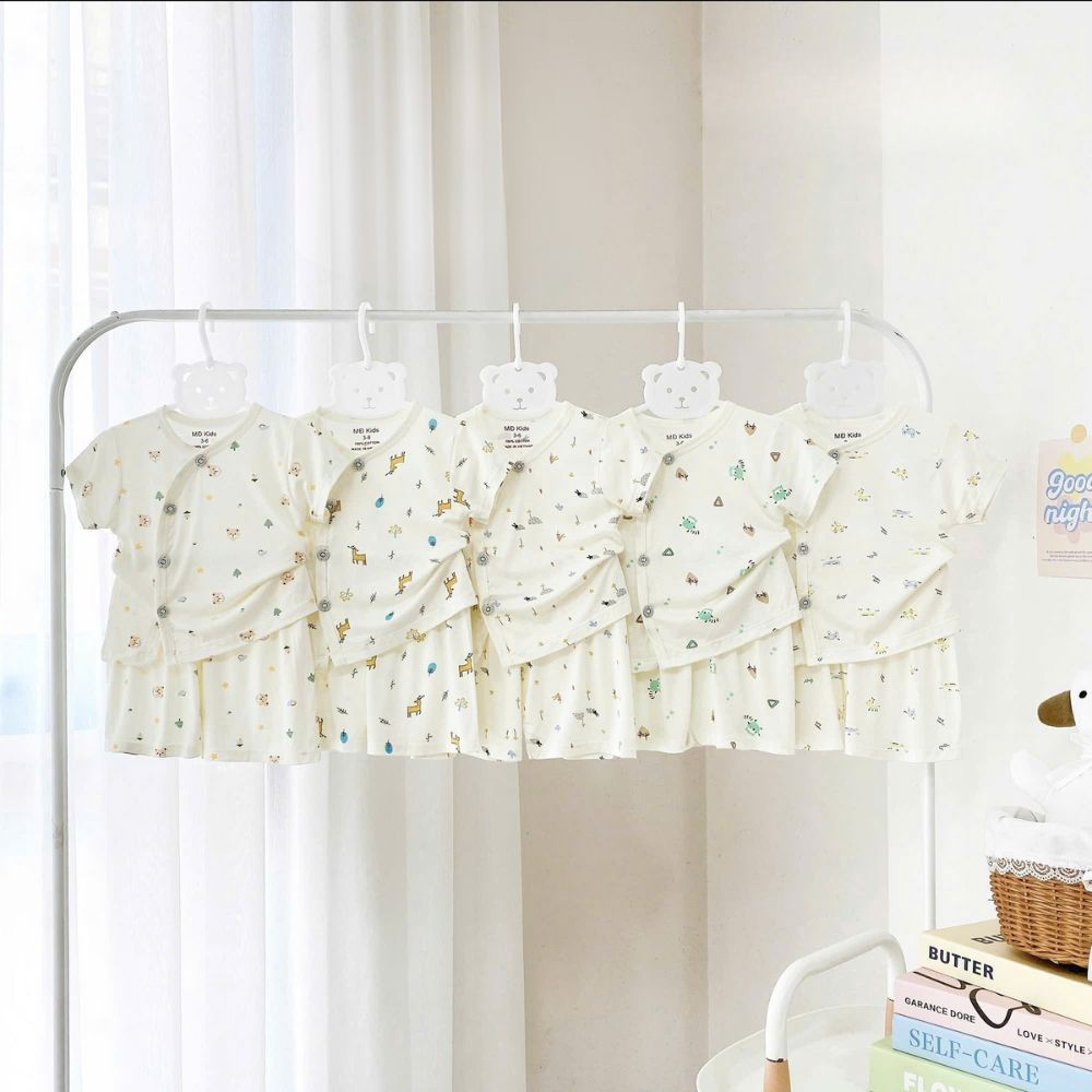 Bộ cộc sơ sinh cài chéo MĐ Kids nền kem in họa tiết