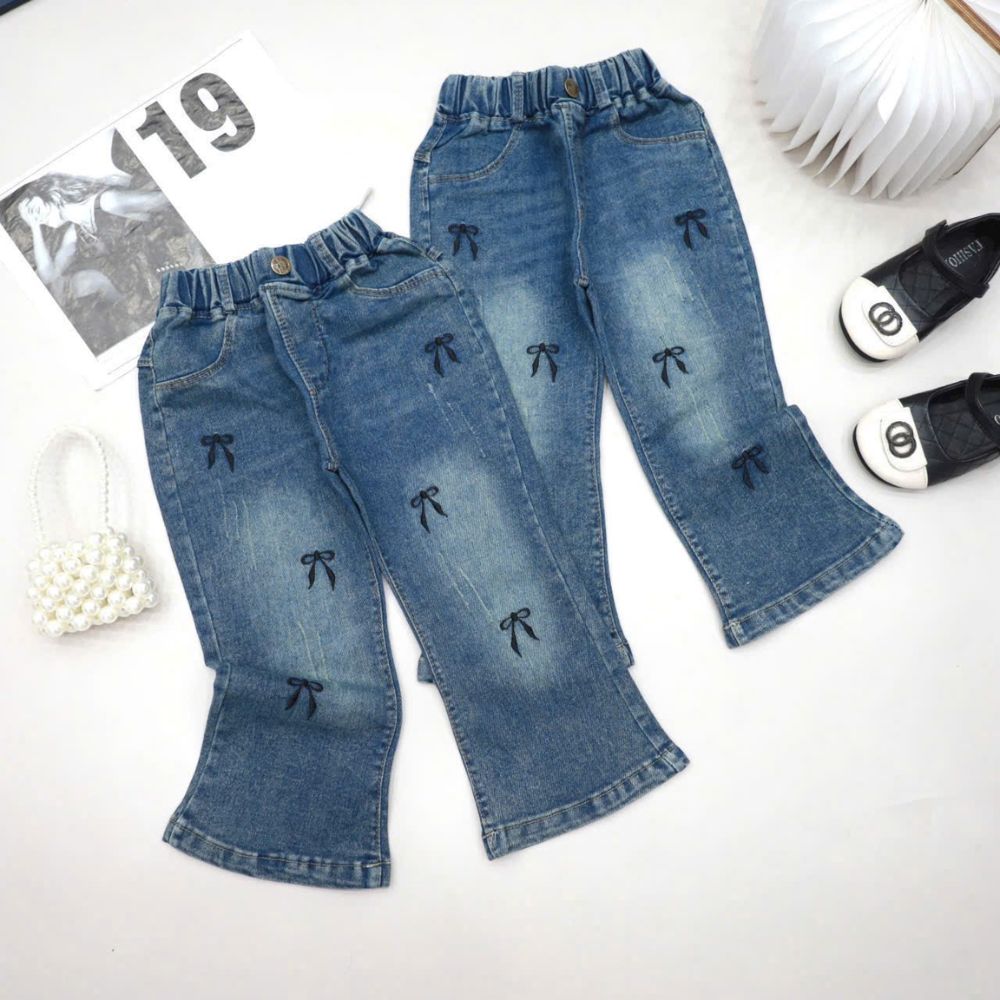 Quần jean ống loe thêu nơ cho bé gái