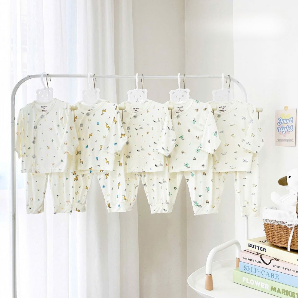 Bộ dài sơ sinh cài chéo MĐ Kids nền kem in họa tiết