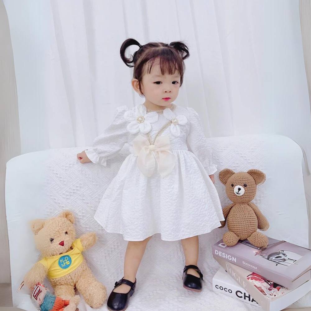 Đầm xốp trắng đính hoa to trước ngực