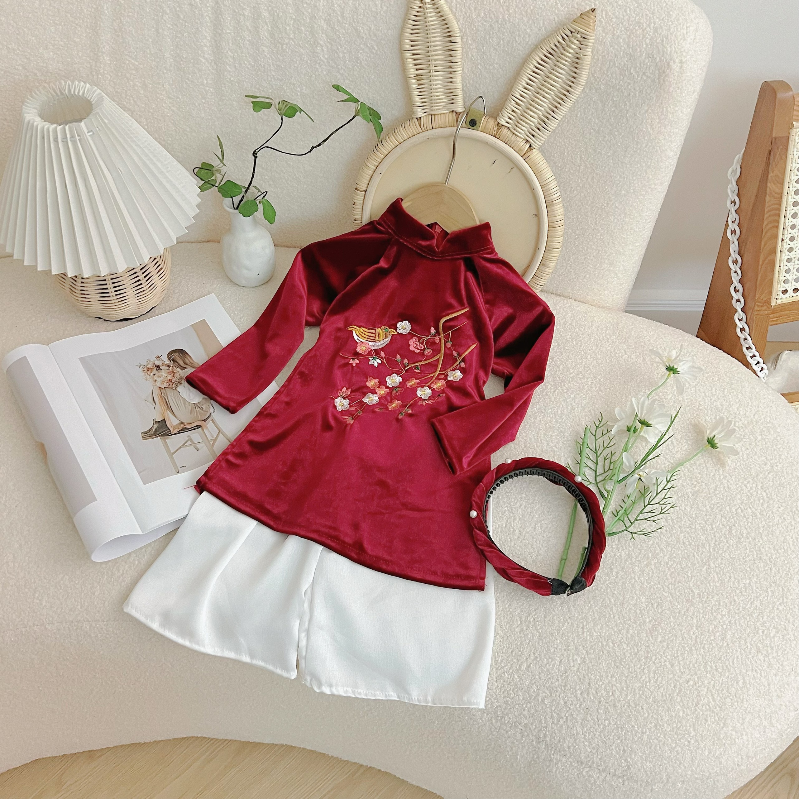 Set áo dài nhung thêu hoa đào kèm mấn đính ngọc