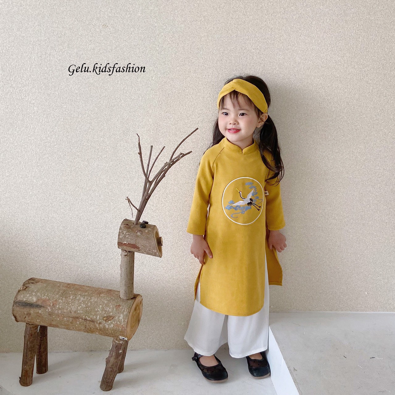 Set áo dài vàng thêu hạc bé gái