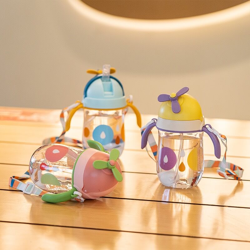 Bình nước nắp bật hình chong chóng cho bé