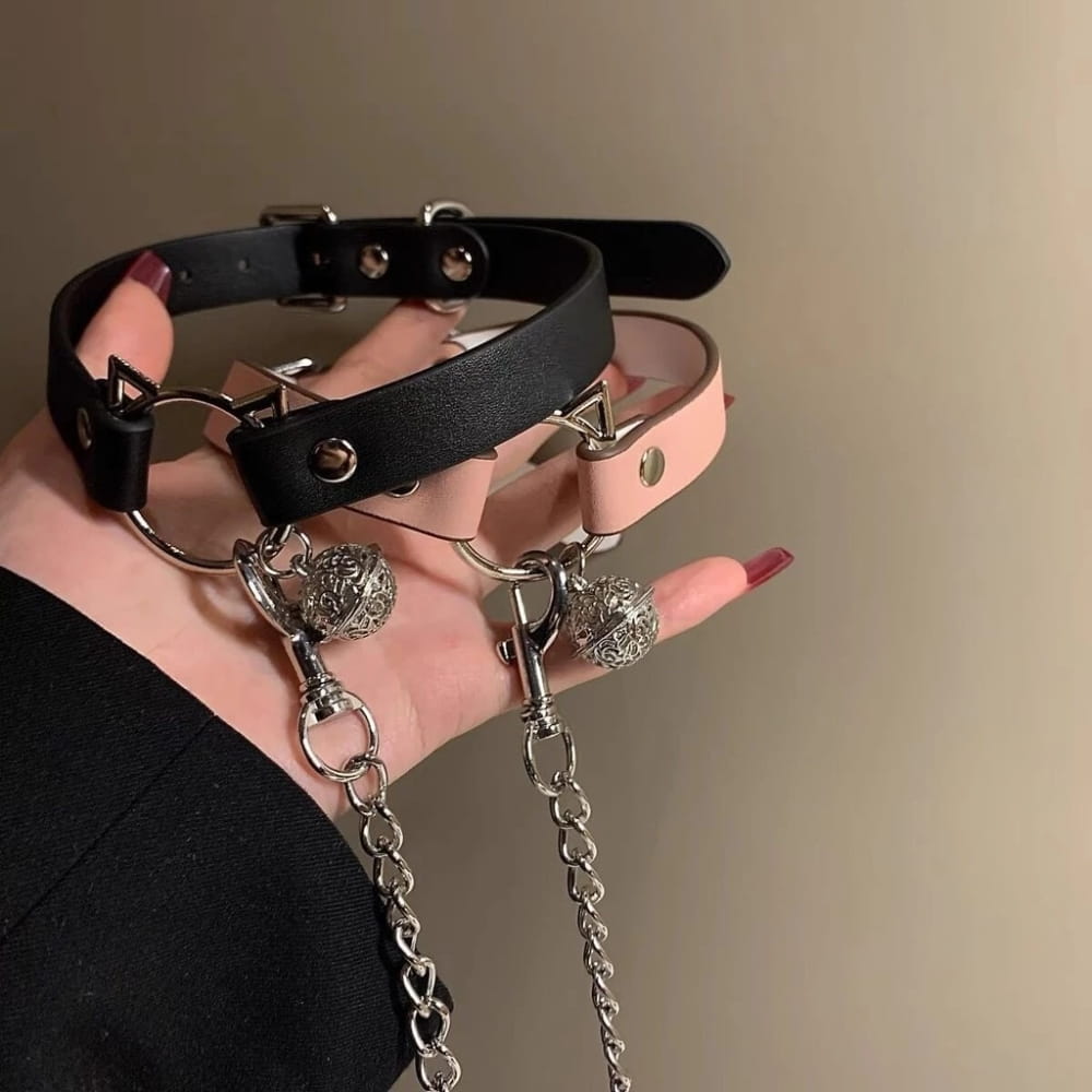 Thiết kế chuông mèo và khoen tai mèo kim loại gợi cảm trên vòng cổ BDSM