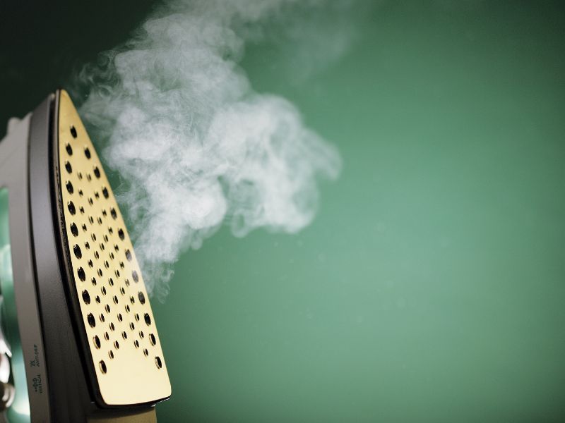 Bàn ủi hơi nước và bàn ủi khô: So sánh chi tiết