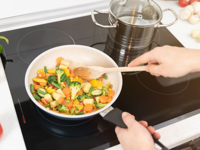 Nấu ăn ngon hơn với bếp từ: Hướng dẫn chọn dụng cụ nấu ăn phù hợp