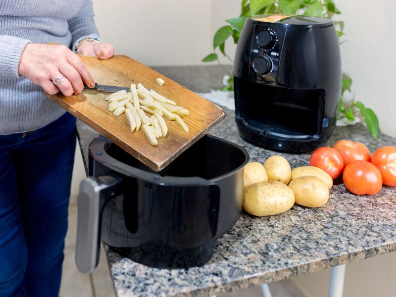 Mẹo sử dụng nồi chiên không dầu đúng cách để có món ăn ngon và an toàn