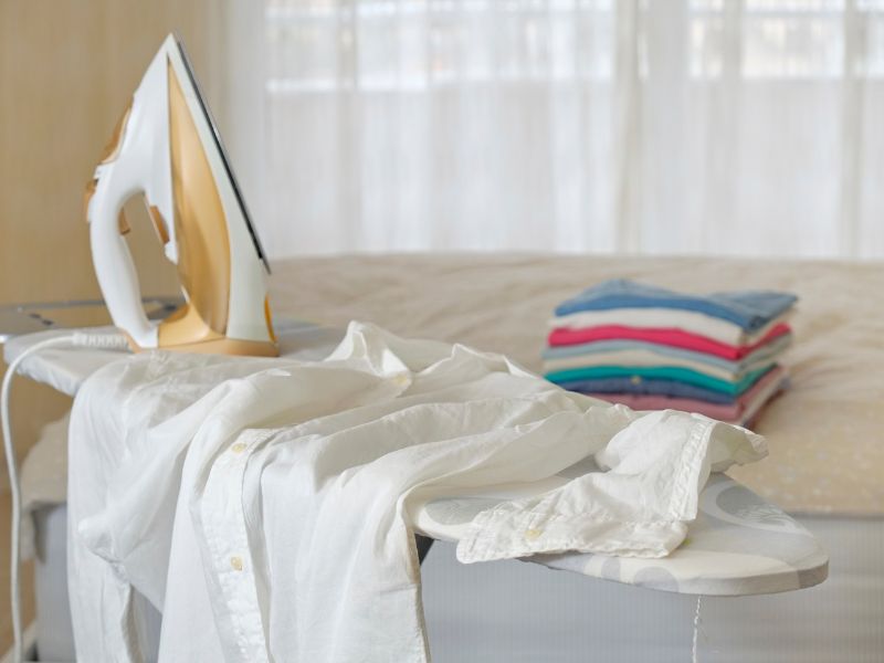 So sánh bàn ủi hơi nước và bàn ủi khô