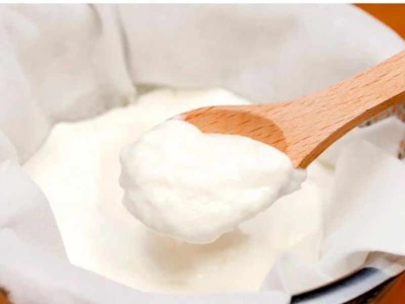 Khuấy hỗn hợp sữa chua nhẹ nhàng để đạt độ sánh mịn