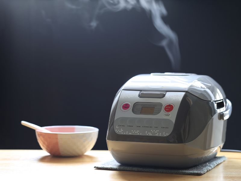 Nồi cơm điện tử với bảng điều khiển hiện đại