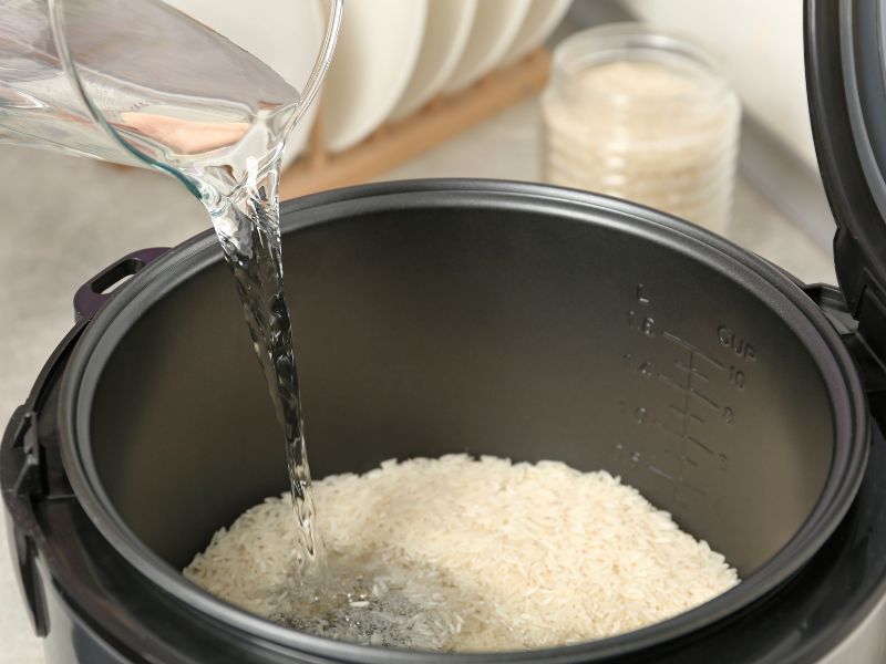 Vì sao nấu cơm ở nồi cơm điện lại bị cháy bén ở đáy nồi?