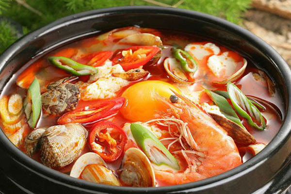 Nên dùng nồi lẩu hay mua bếp từ để nấu lẩu?