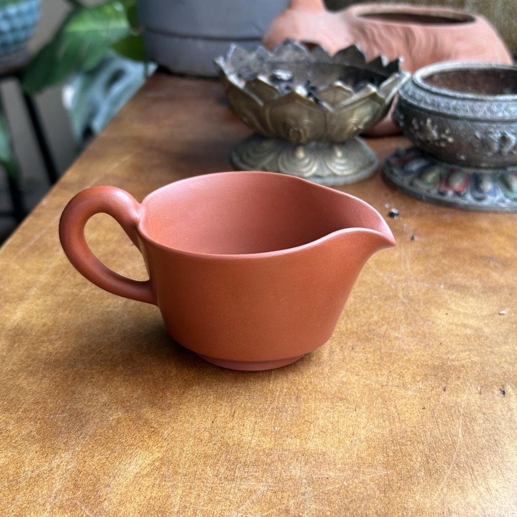 Tống rót trà có quai đất đỏ - gốm Mumyoi.