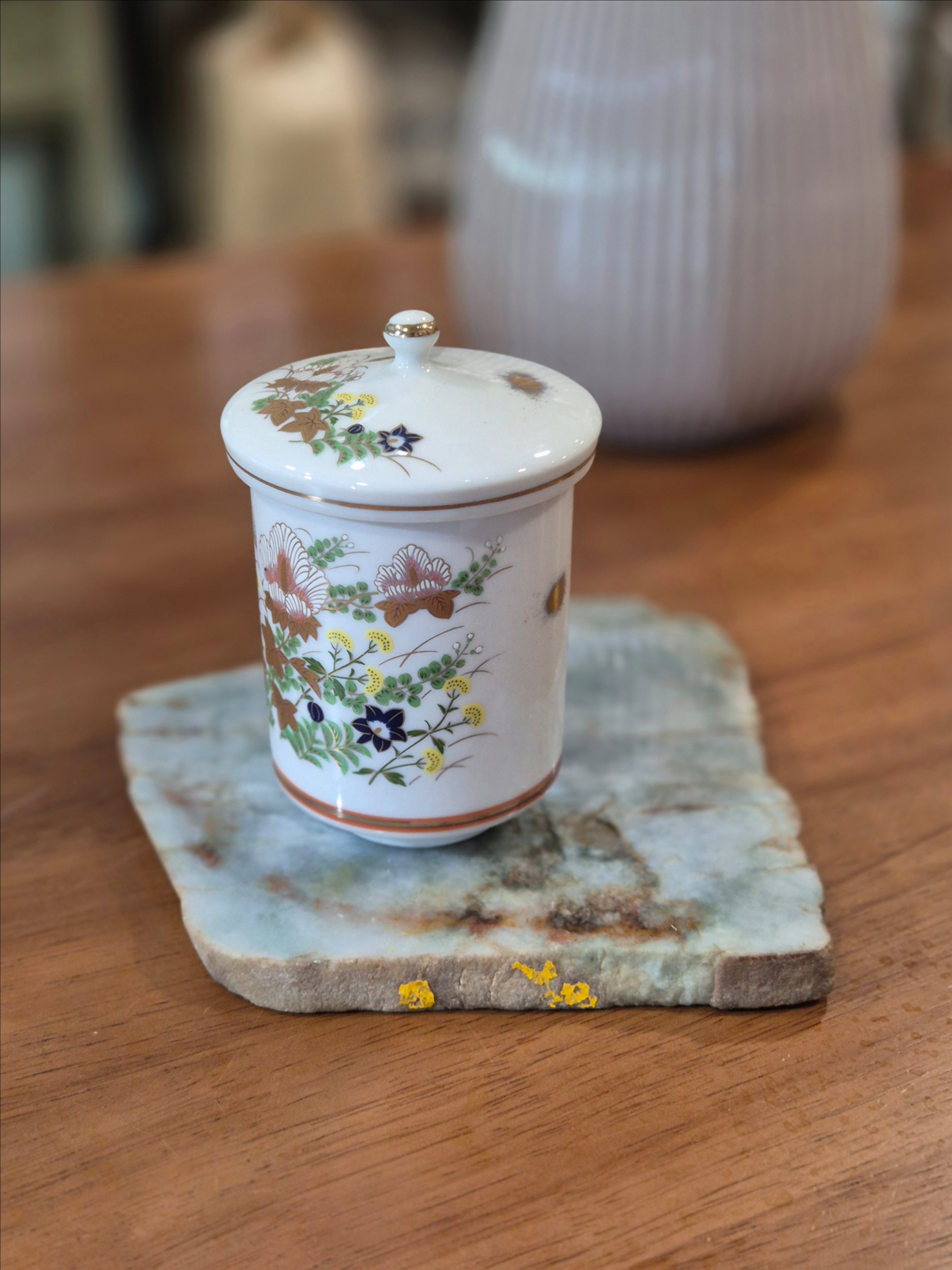 Ly trà có nắp gốm Kutani (Nhật), có triện