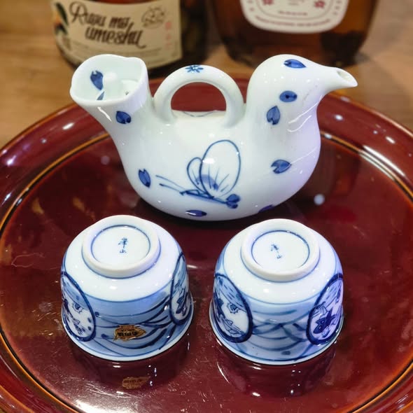 Bình rượu và chum rượu sứ Arita