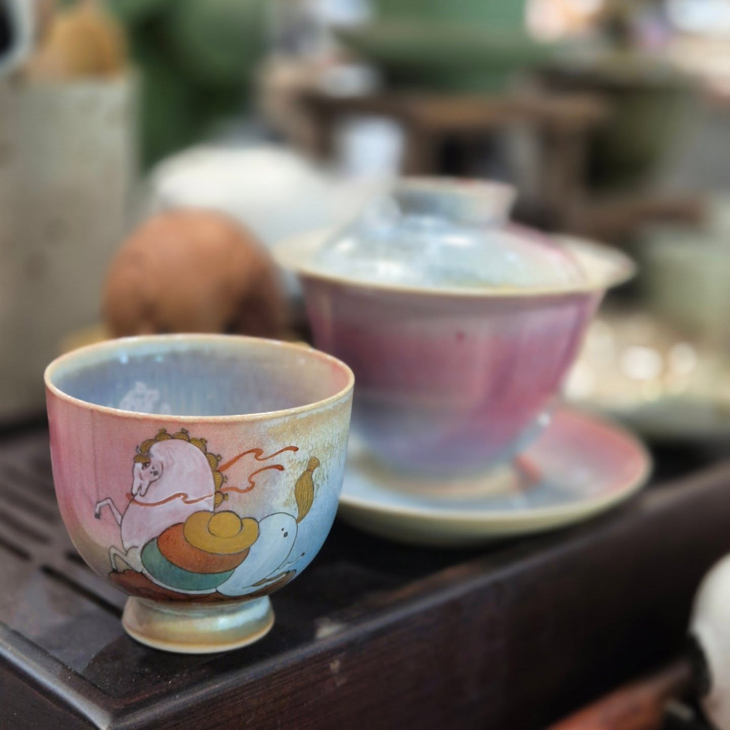 Bộ khải và chén trà sứ Cảnh Đức nung củi, vẽ tay