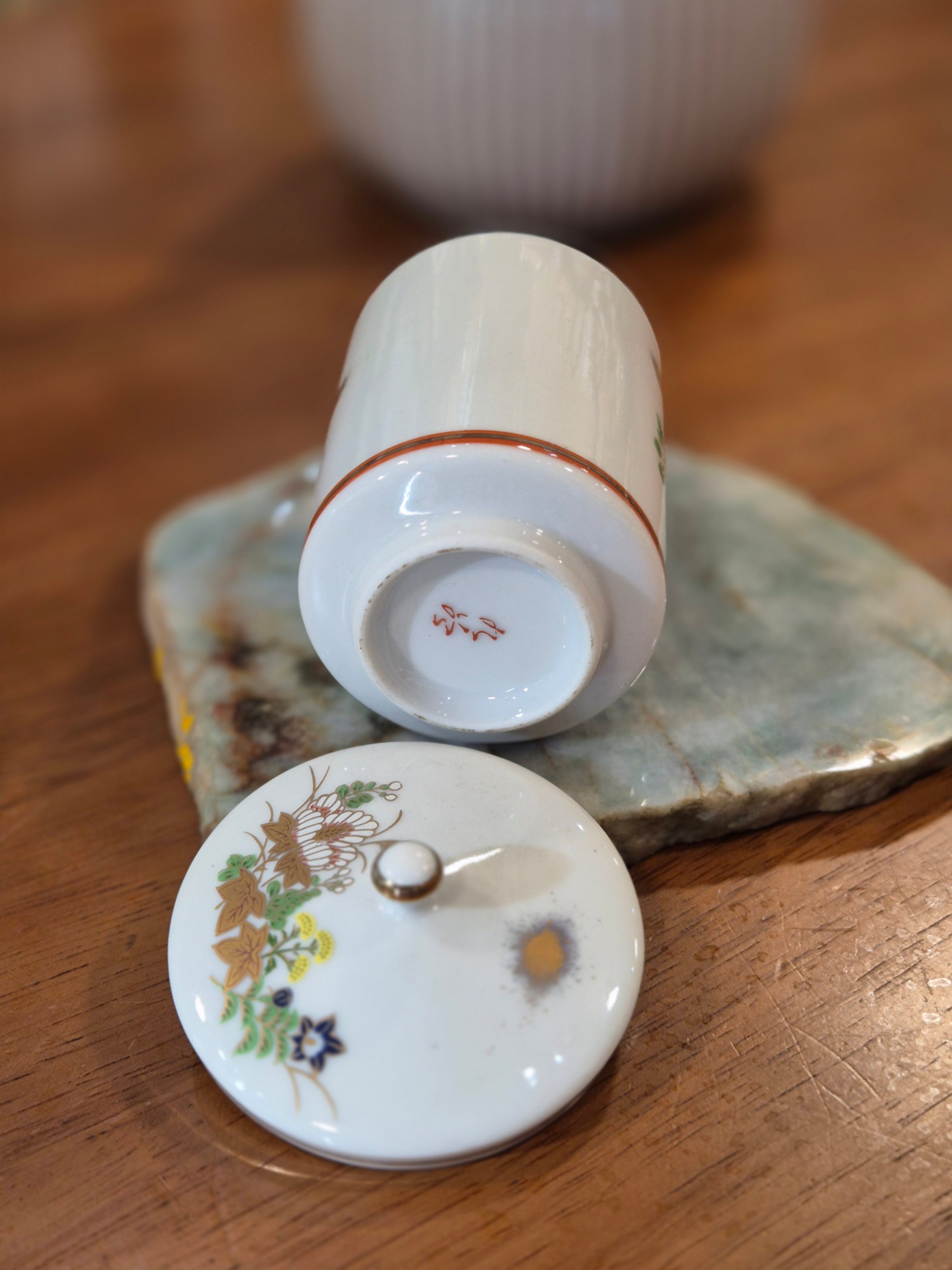Ly trà có nắp gốm Kutani (Nhật), có triện