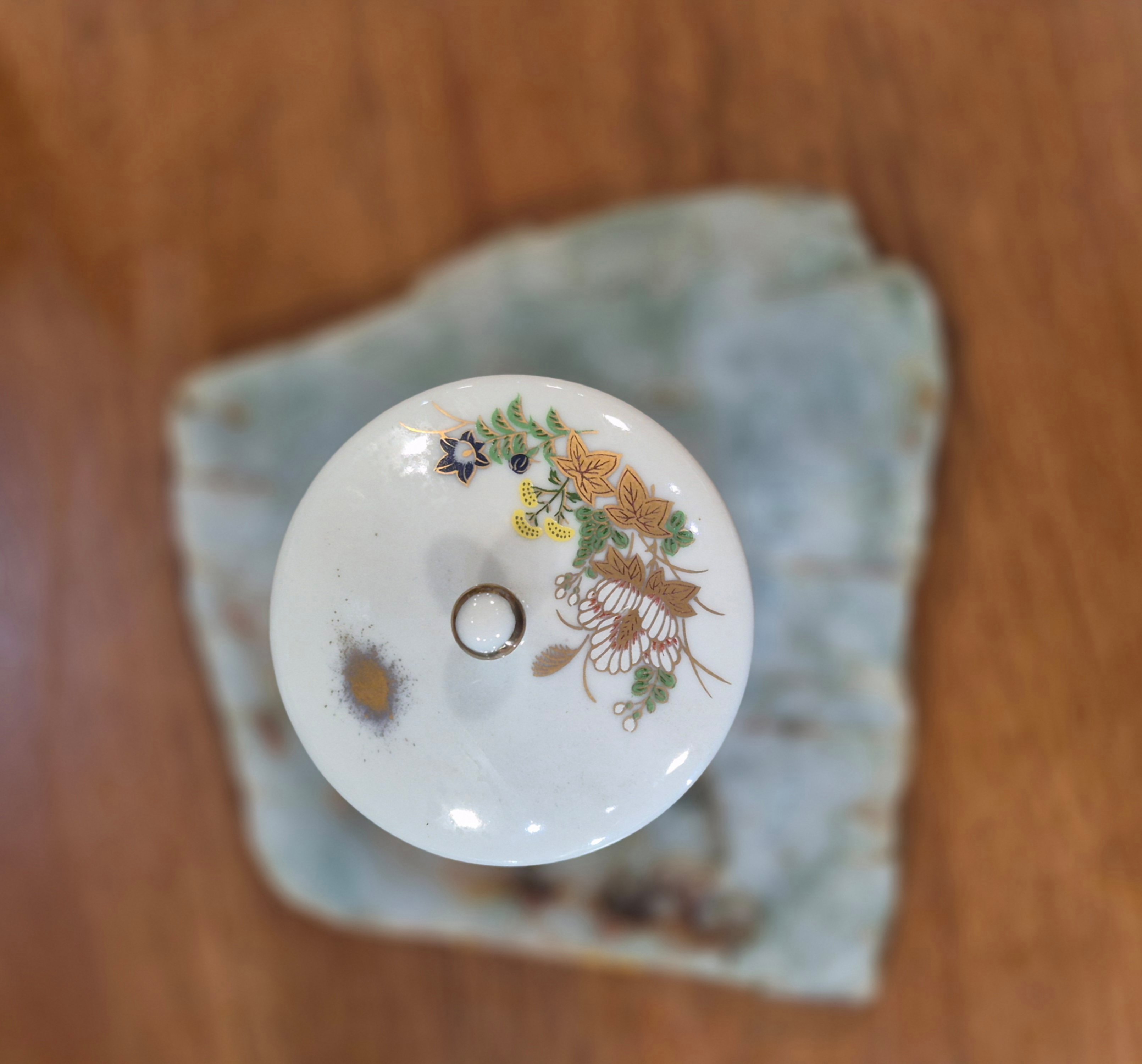 Ly trà có nắp gốm Kutani (Nhật), có triện