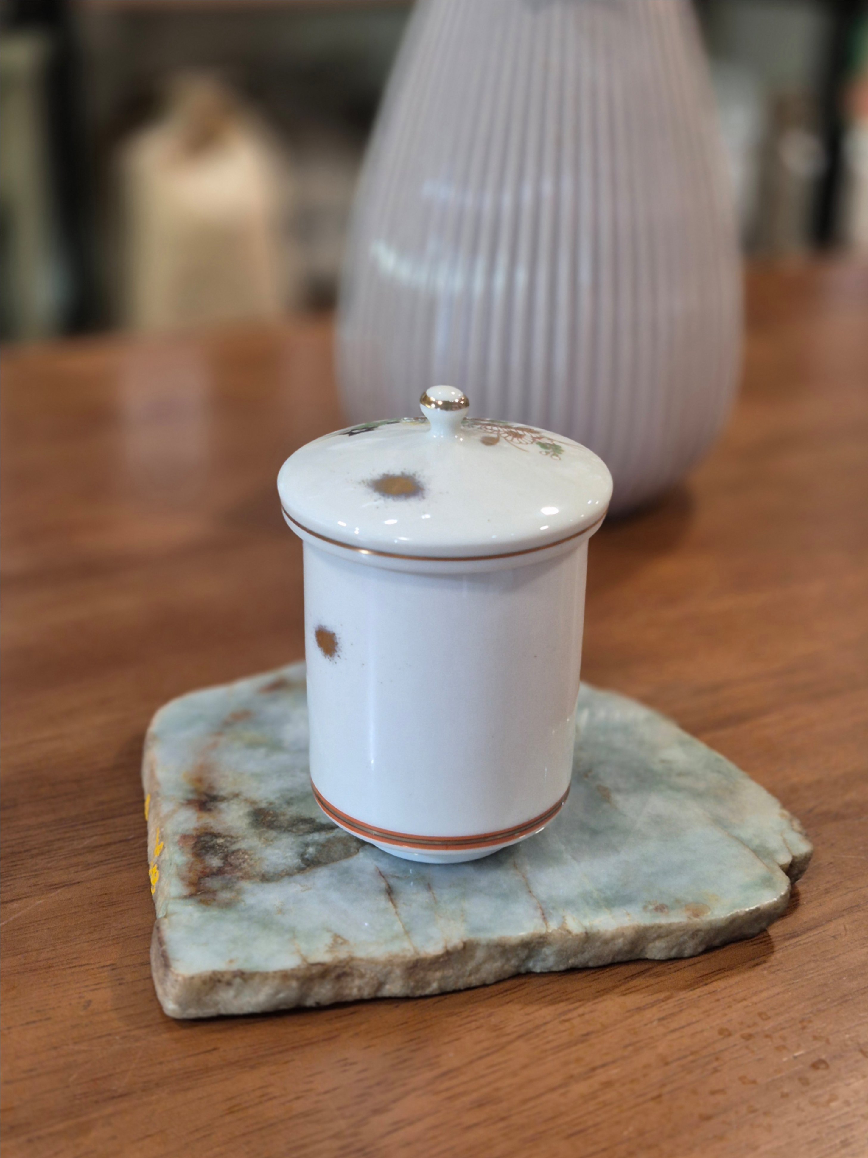 Ly trà có nắp gốm Kutani (Nhật), có triện
