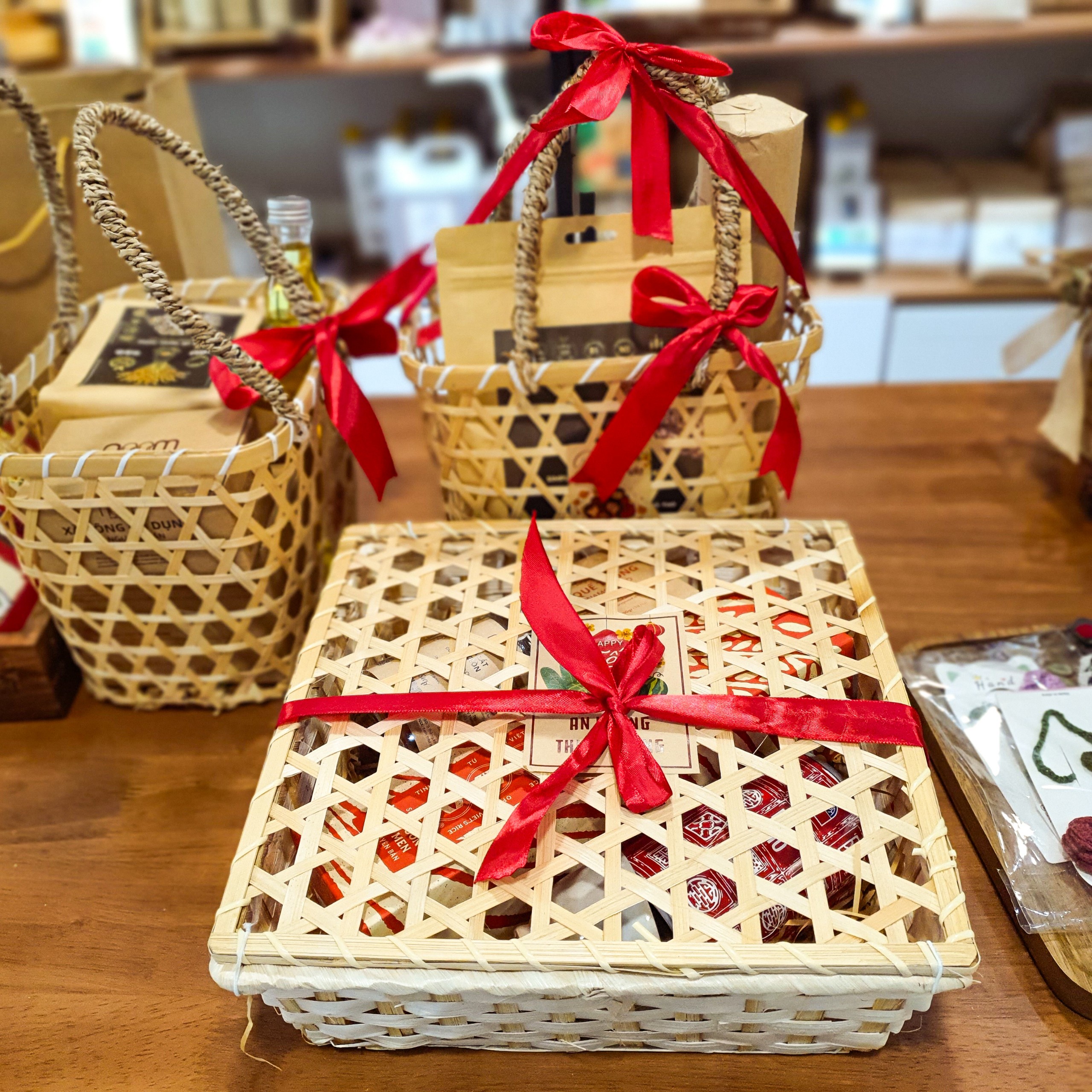 Giỏ quà tre/ cói (dịch vụ gói quà)