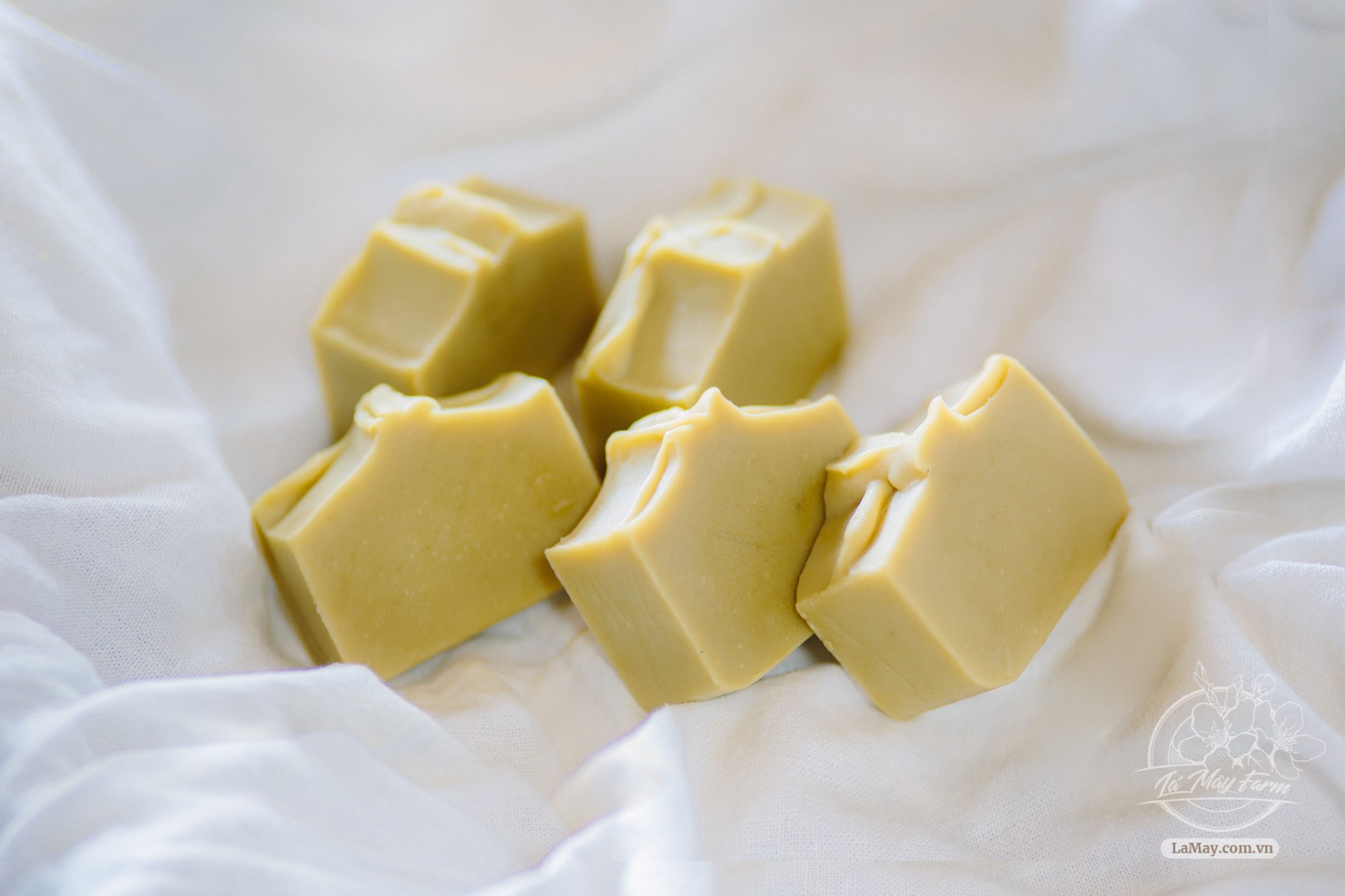 Xà bông Lá Mây Farm (80-85gr) (bạc hà sả chanh, nghệ đỏ, rau má, khuynh diệp quế)