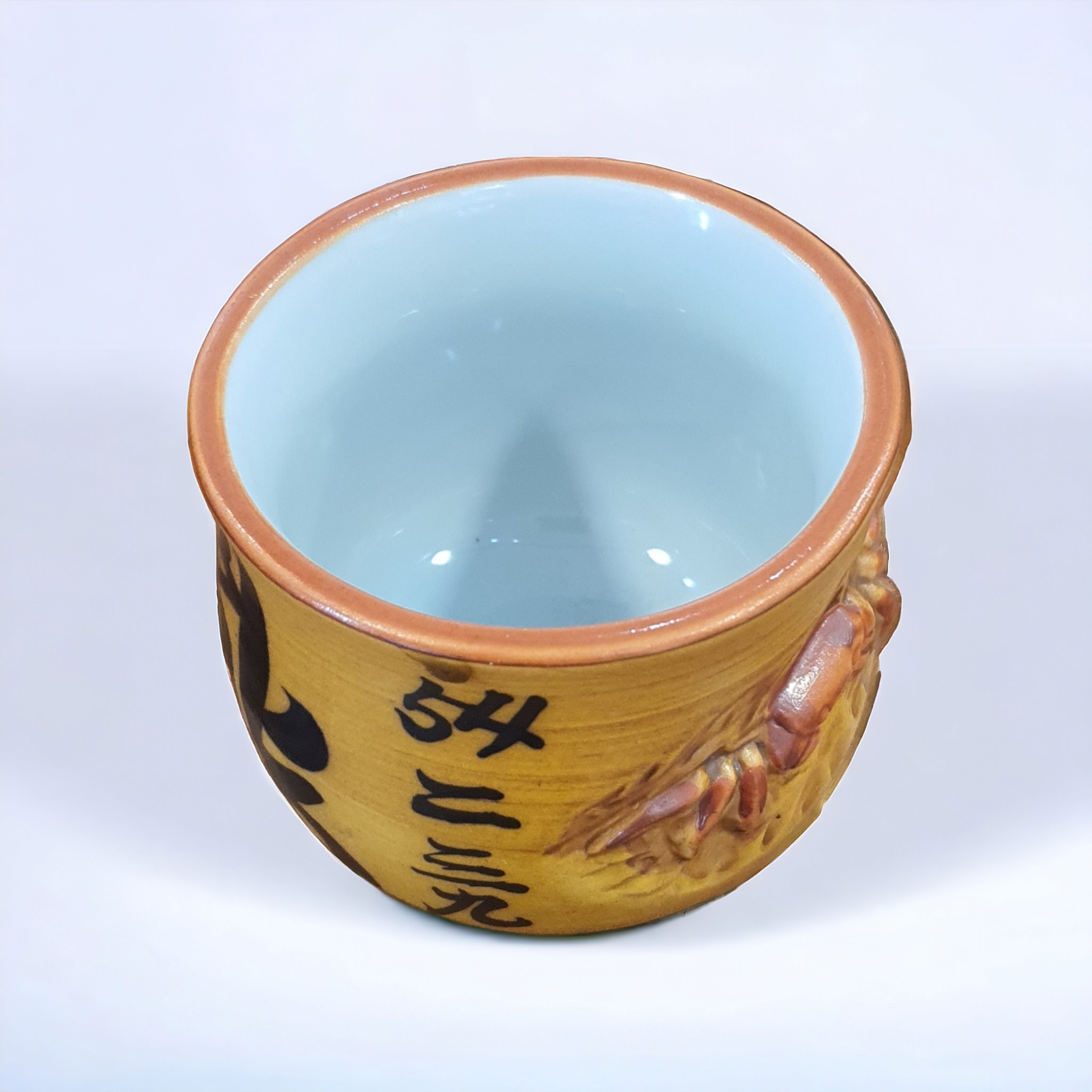 Ly gốm cua đắp nổi