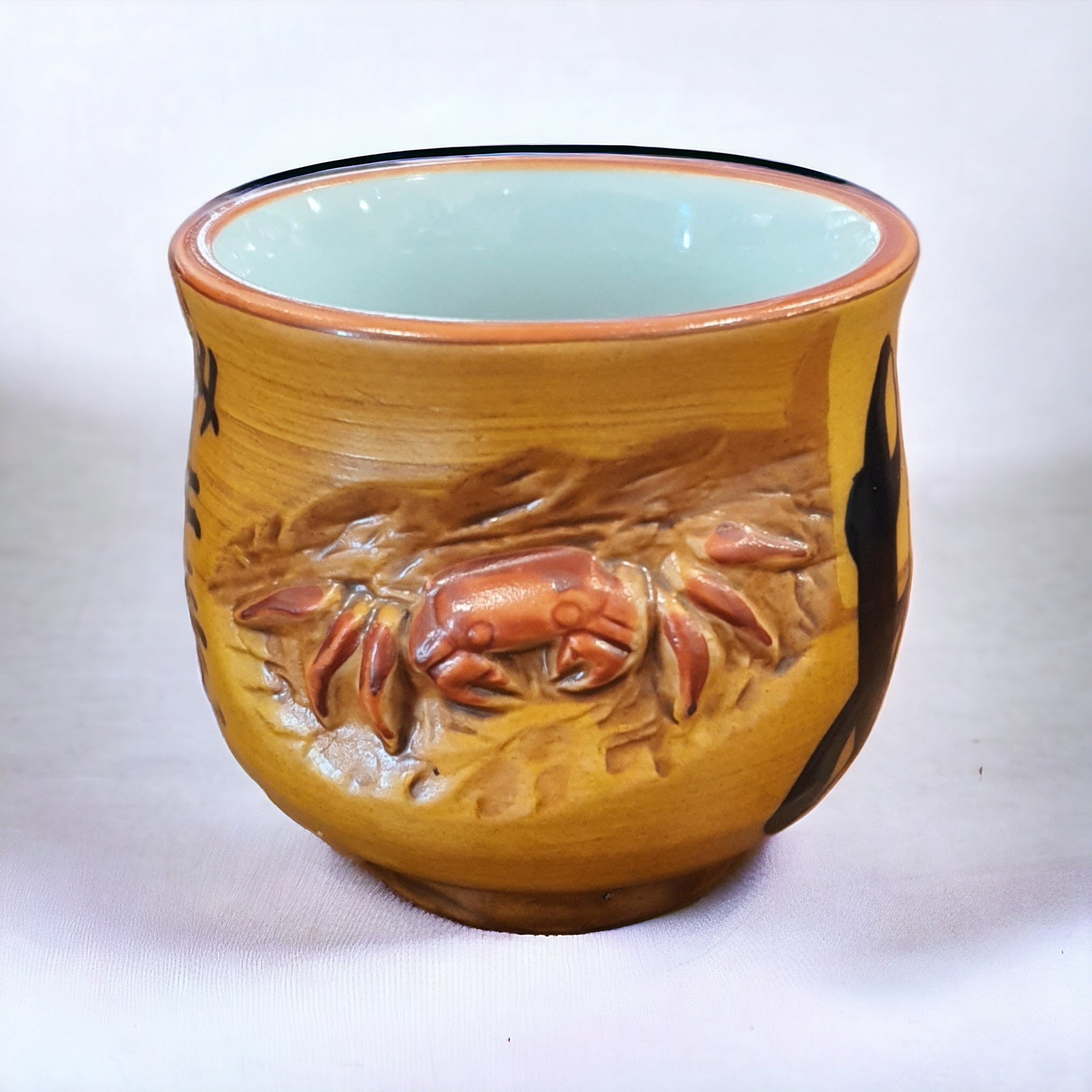 Ly gốm cua đắp nổi