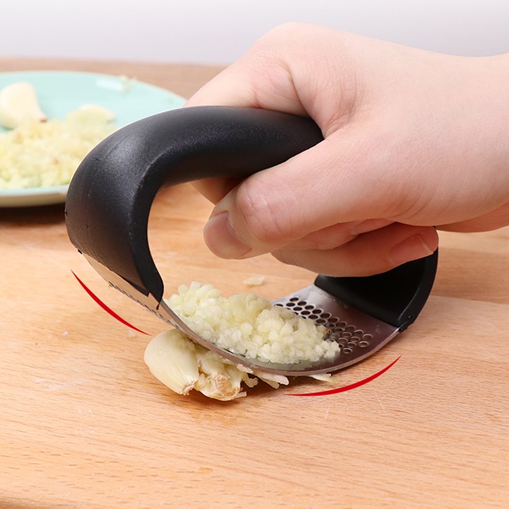 Dụng Cụ Dập Tỏi Ép Tỏi Cán Đen Cầm Tay Bằng Thép Không Gỉ Tiện Dụng A2351