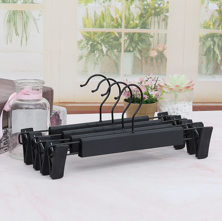 Giá treo quần bằng nhựa đen kẹp quần áo cửa hàng có kẹp móc treo đồ L0321