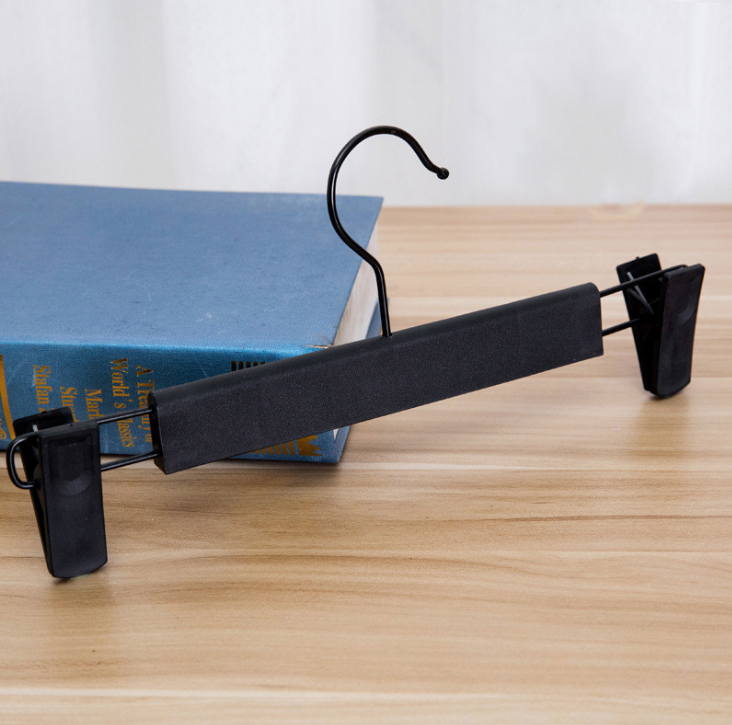 Giá treo quần bằng nhựa đen kẹp quần áo cửa hàng có kẹp móc treo đồ L0321