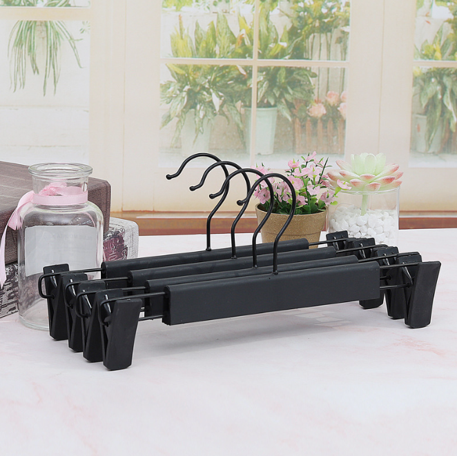 Giá treo quần bằng nhựa đen kẹp quần áo cửa hàng có kẹp móc treo đồ L0321