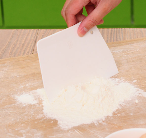 Dụng cụ cắt bột đa năng bằng nhựa tiện lợi làm bánh, chia bột, nạo bột nhà bếp chuyên dụng A1216