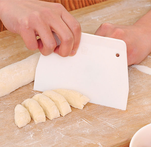 Dụng cụ cắt bột đa năng bằng nhựa tiện lợi làm bánh, chia bột, nạo bột nhà bếp chuyên dụng A1216