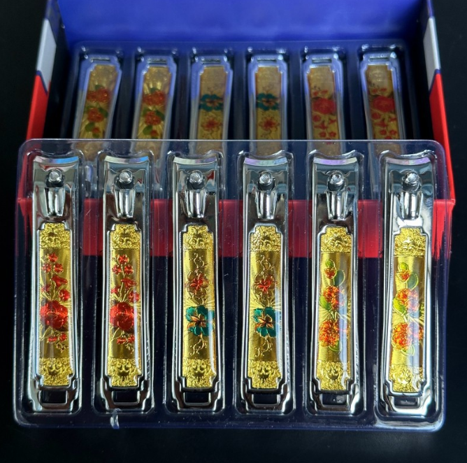 Kềm cắt móng tay hình hoa vàng cỡ lớn, đầu dẹt, bề mặt màu vàng A1342