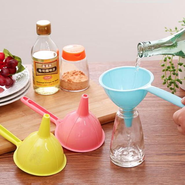 Phễu rót chất lỏng, dụng cụ rót chất lỏng dạng phễu nhựa đa năng nhiều màu sắc A1621