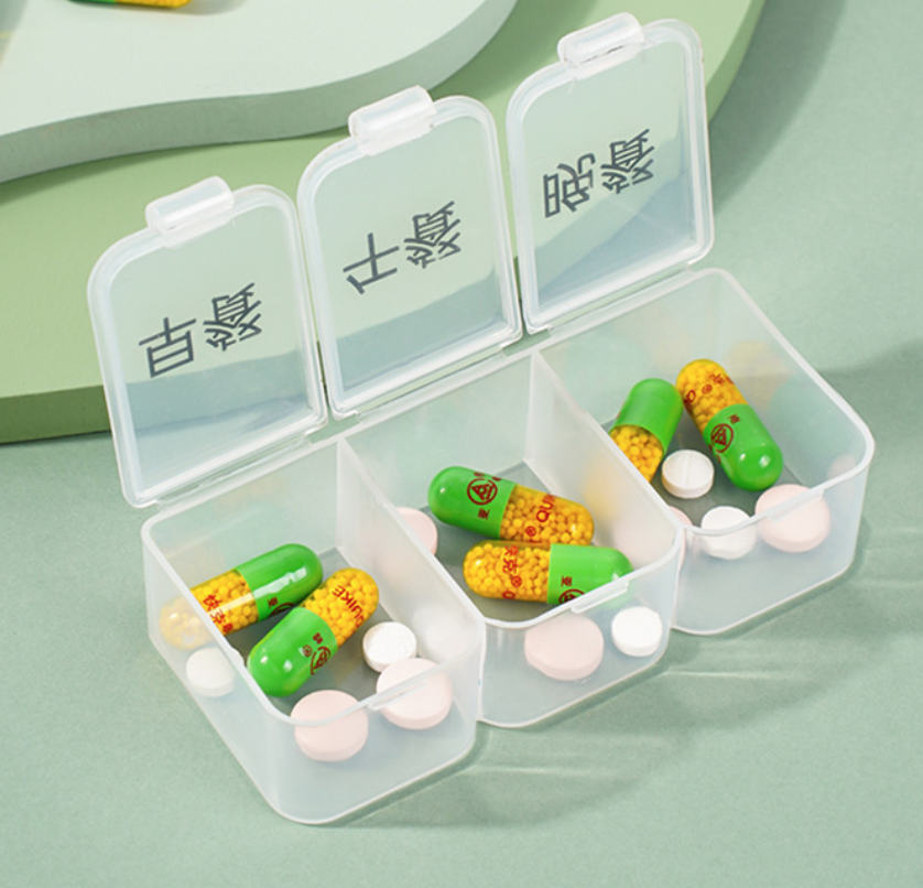 Hộp thuốc có bao bì riêng dành cho người cao tuổi, bao gồm lời nhắc uống thuốc ba lần một ngày (sáng, trưa và tối) A1732