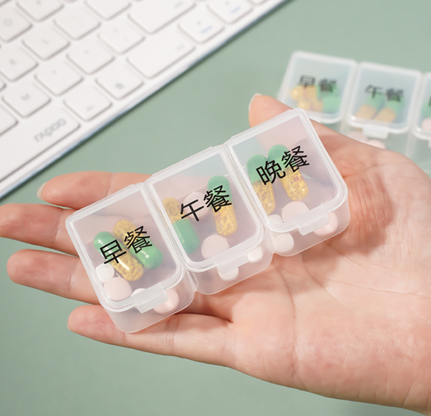 Hộp thuốc có bao bì riêng dành cho người cao tuổi, bao gồm lời nhắc uống thuốc ba lần một ngày (sáng, trưa và tối) A1732