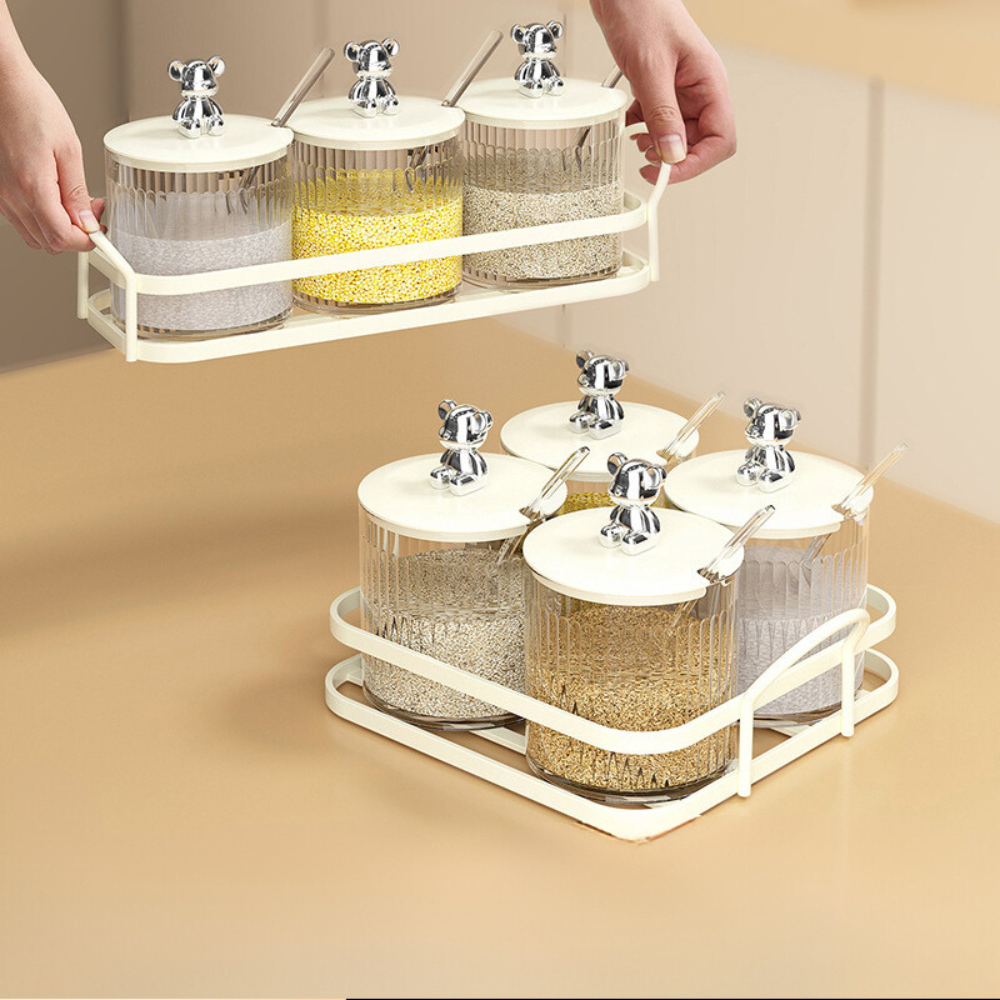 Khay 3 Hũ Đựng Gia Vị Nắp Gấu Kèm Thìa Trong Suốt ,Lọ Gia Vị Bằng Nhựa Cao Cấp A2361