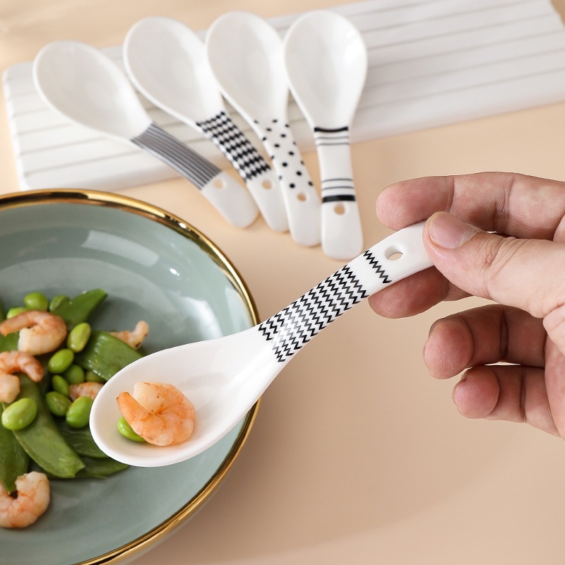 Hộp 5 Muỗng Sứ Ăn Cơm, Thìa Ăn Súp Hoạ Tiết Màu Trắng Đen phong Cách Hiện Đại A4443