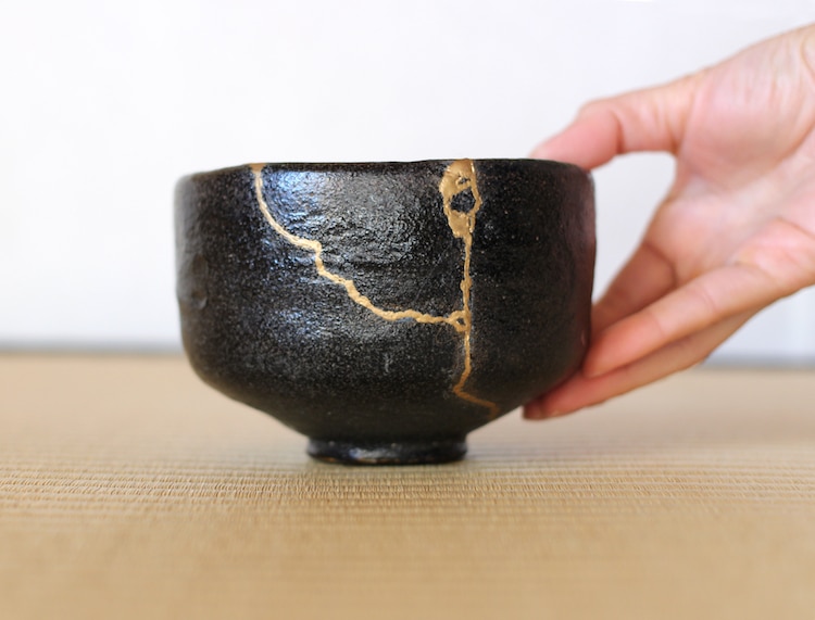 Khám phá về Kintsugi: Nghệ thuật phục hồi gốm sứ đã vỡ bằng vàng