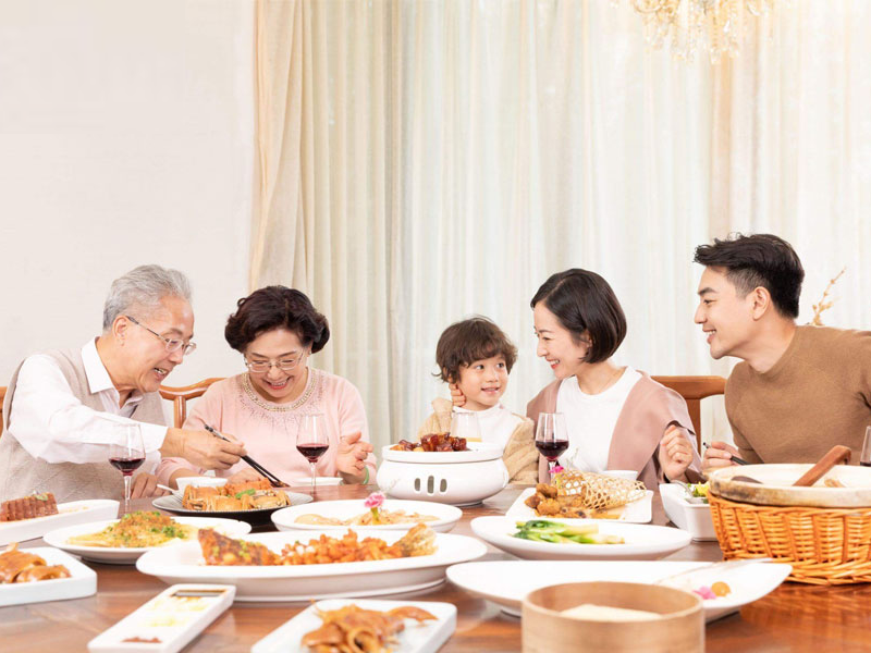 Món quà tặng Vu Lan là bữa cơm đoàn viên đầm ấm