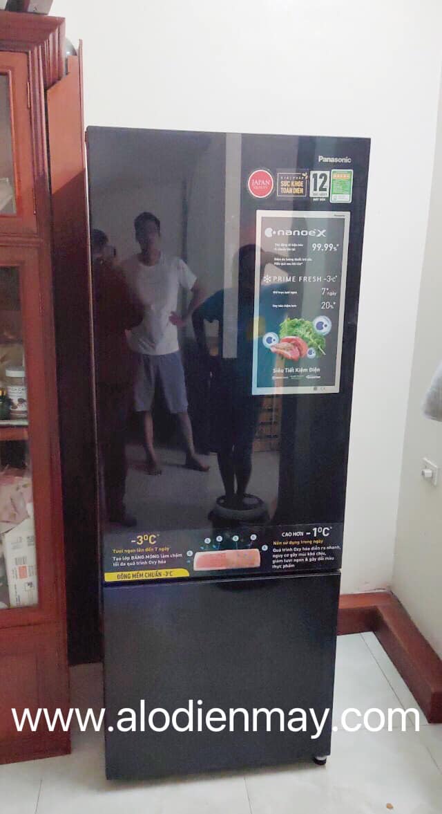 Tủ lạnh Panasonic NR-BX471XGKV hai cánh mặt kính, ngăn đá dưới 2022