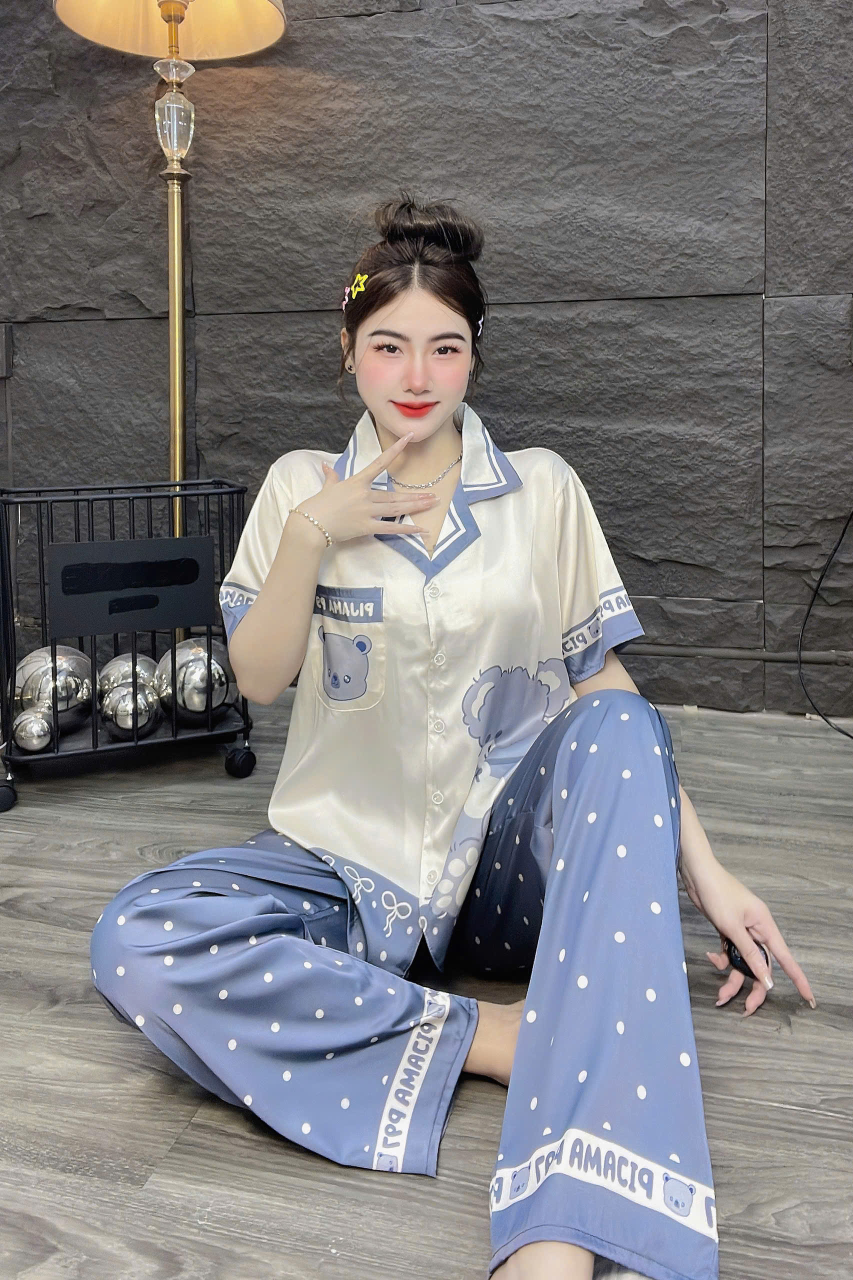 Đồ bộ tay ngắn phối túi lụa latin