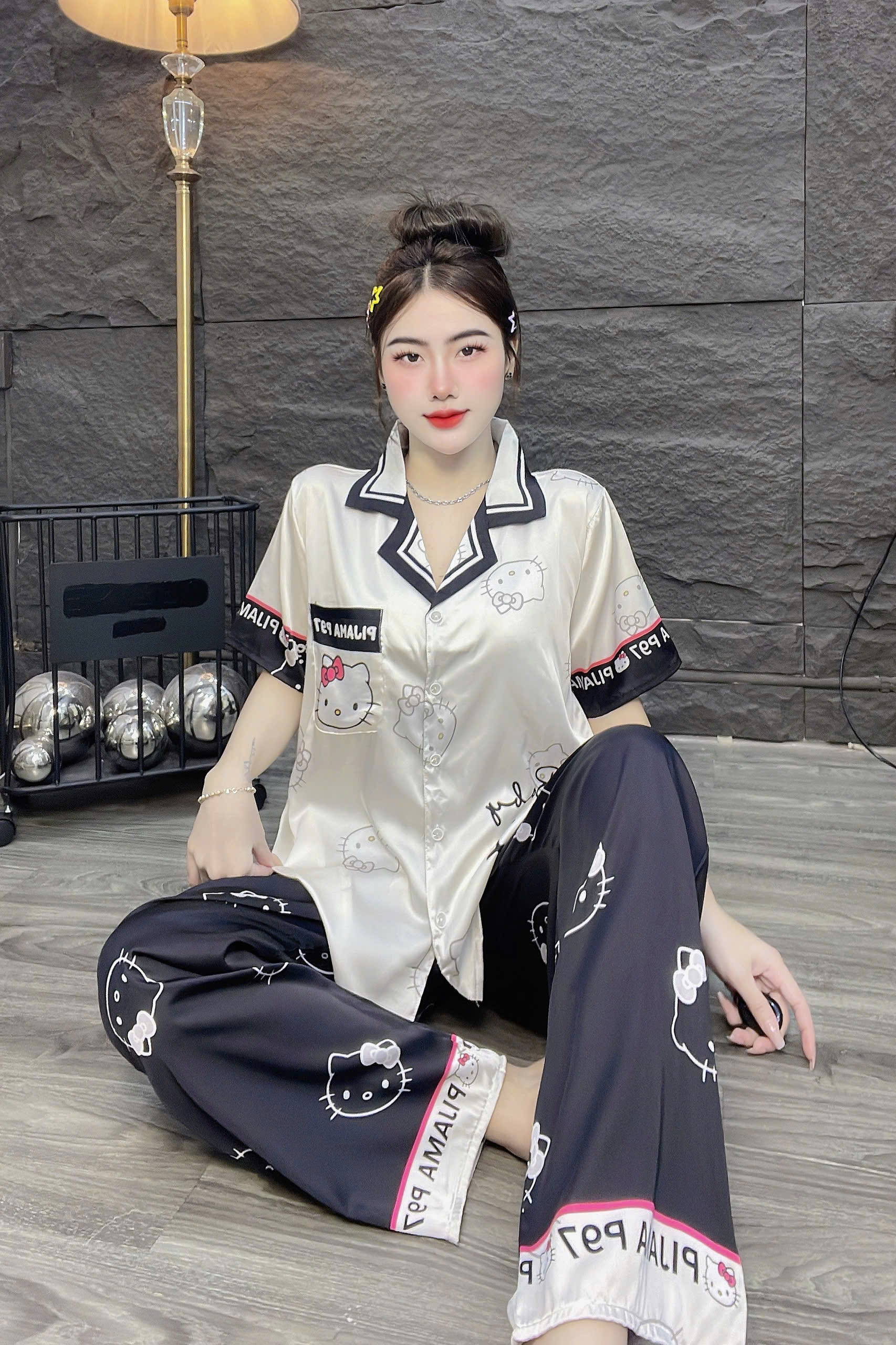 Đồ bộ tay ngắn phối túi lụa latin