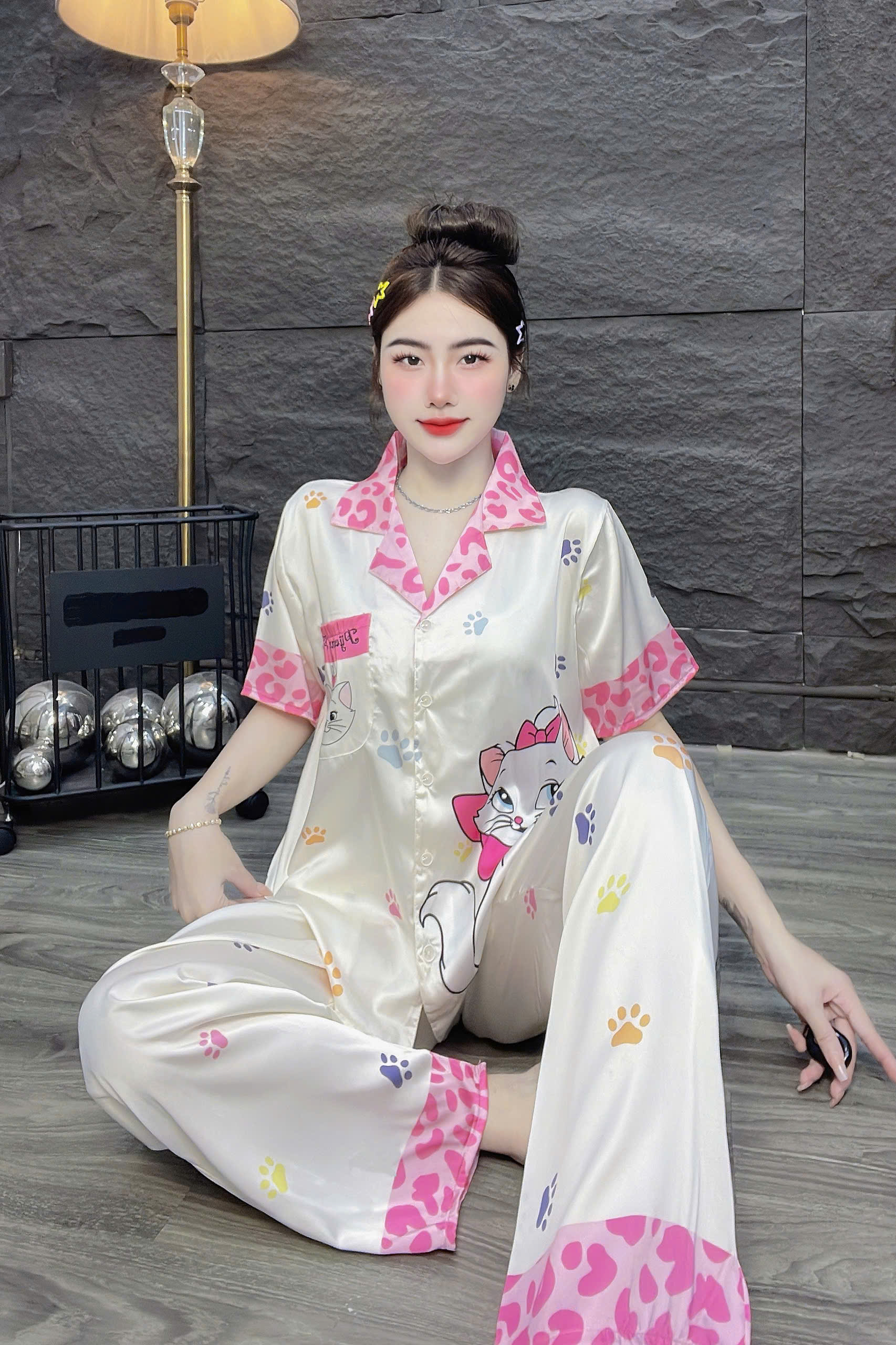 Đồ bộ tay ngắn phối túi lụa latin