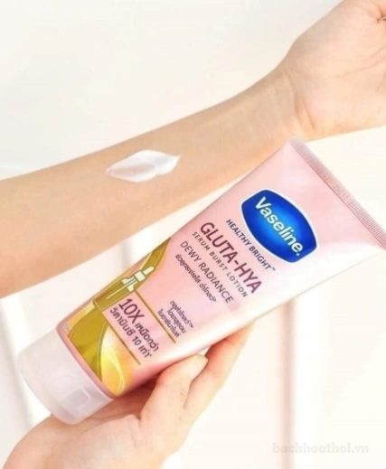 Lotion body Vaseline Gluta Hya 10x DEWY RADIANCE (HỒNG)