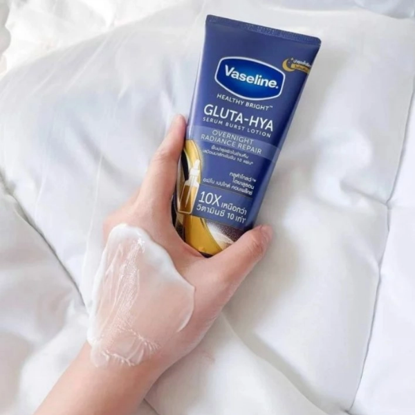 Lotion body Vaseline Gluta Hya Overnight XANH